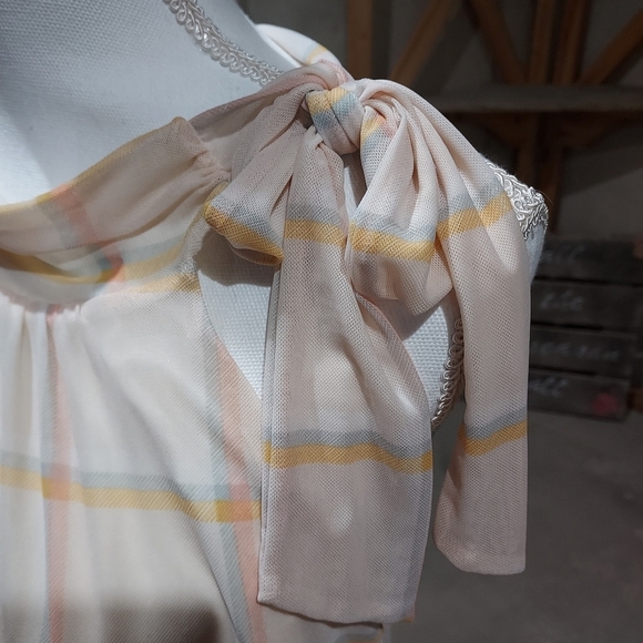 Womans flowing sleeveless top - Picture 3 of 11